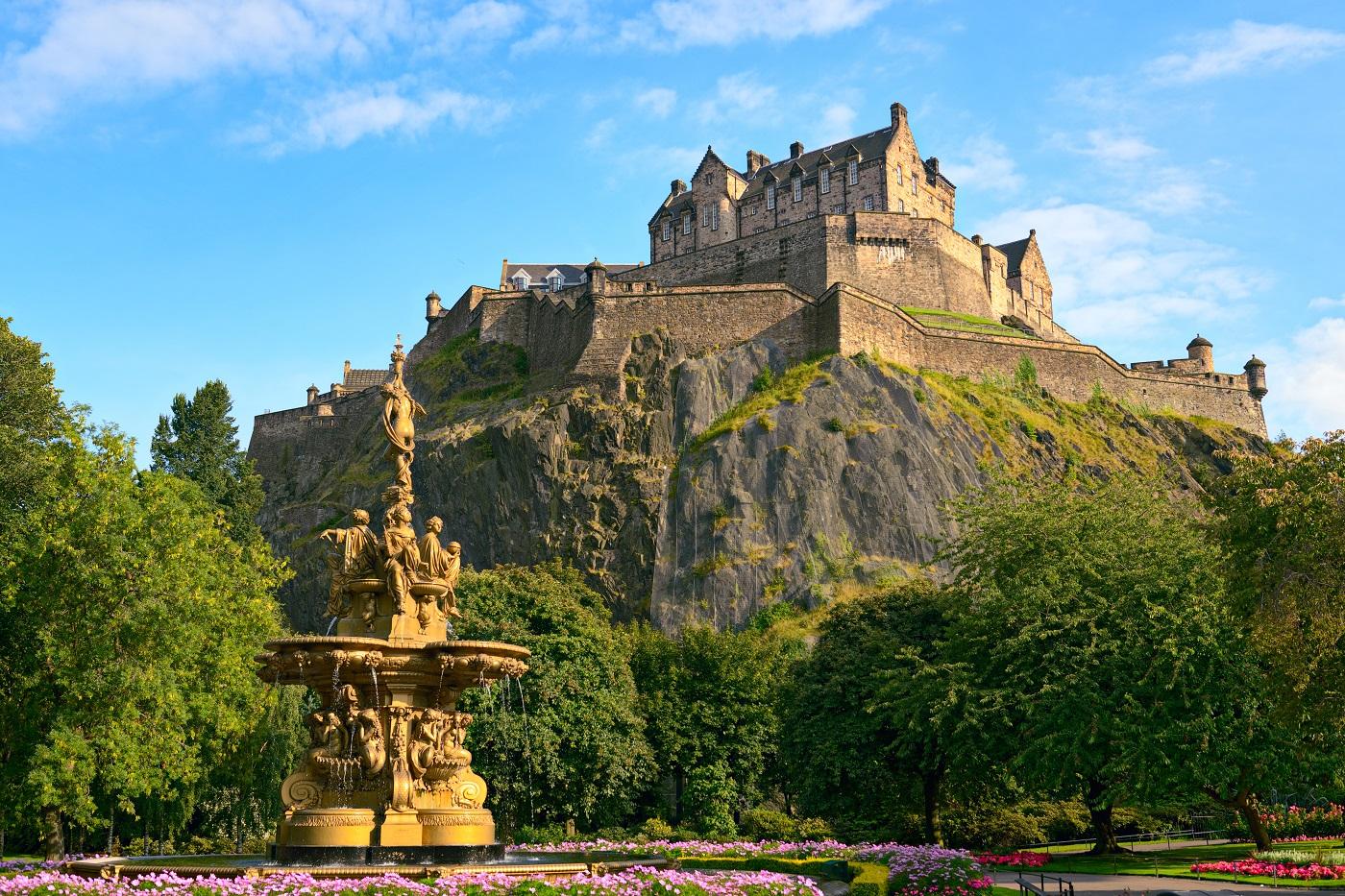 The Royal Mile in Edinburgh - The Busiest Street in Edinburgh's Old ...