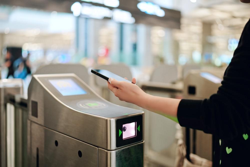 Při online odbavení si cestující může stáhnout boarding pass do telefonu a s příručním zavazadlem rovnou jít k odletové bráně.