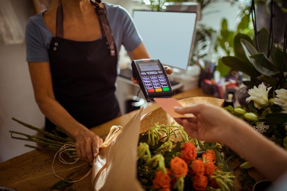 Platby v zahraničí bývají zdarma, banky si však účtují poplatky za výběr z bankomatu.