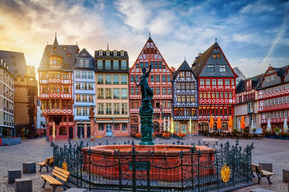 Frankfurt nabízí návštěvníkům živou atmosféru, bohatou muzejní scénu a vyhlášené vánoční trhy.