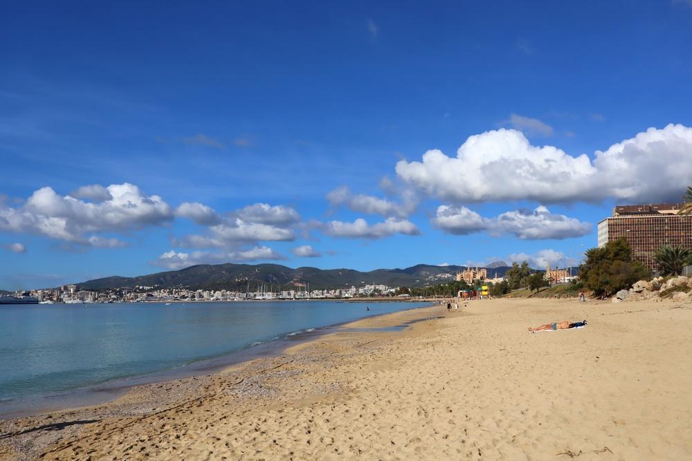 Pláže v okolí Palmy kombinují jemný písek, čistou vodu a snadnou dostupnost.