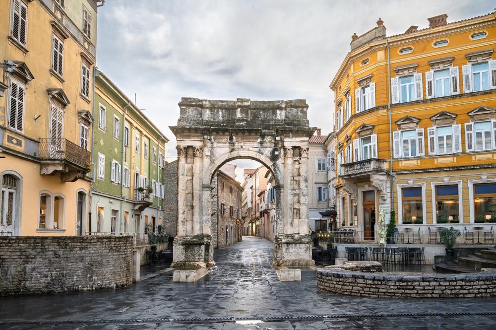 Pula je město s antickými hradbami, benátskou pevností, Augustovým chrámem a Vítězným obloukem Sergiů.