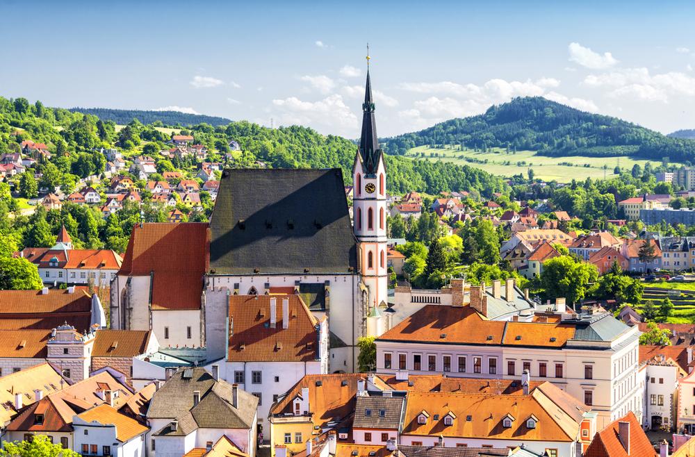 Český Krumlov okouzlí návštěvníky svým středověkým centrem a majestátním zámkem.