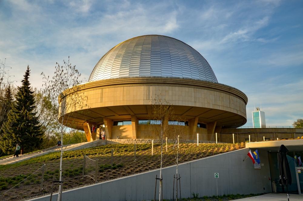 Legendia se nachází přímo v rozlehlém Slezském parku, kde je i moderní planetárium.