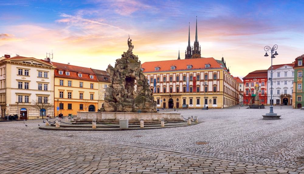 Zelný trh je historické brněnské náměstí s kavárnami a barevnou atmosférou města.