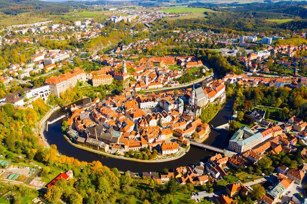 Malebné uličky Českého Krumlova lákají k romantickým procházkám i objevování bohaté historie.