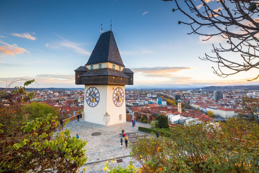 Hodinová věž na Schlossbergu je ikonou Grazu a nabízí panoramatický výhled na celé město.