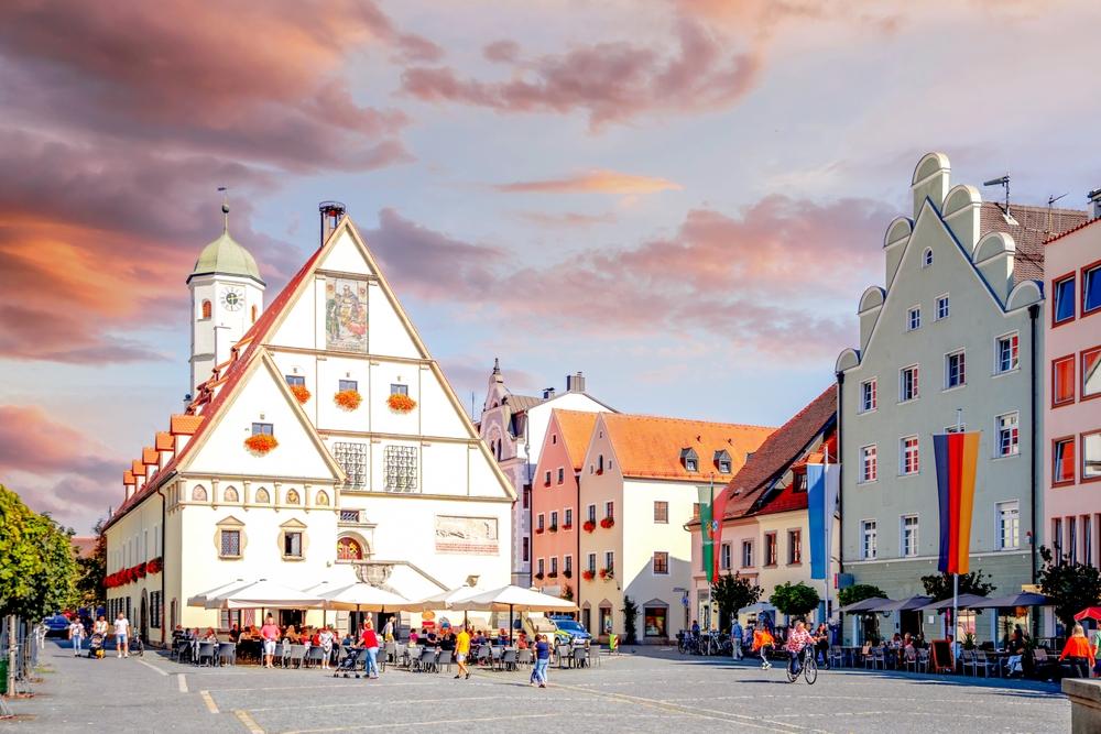 Město je známé svou tradicí keramiky, historickým centrem a blízkostí krásné přírody.